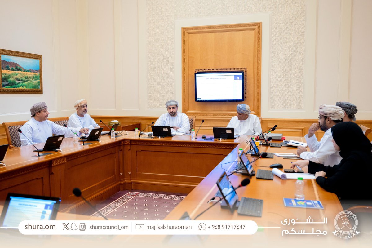 في إطار جهود الفريق الرامية إلى دعم توجهات سلطنة عمان نحو تعزيز الاقتصاد الرقمي، وتماشيًا مع مستهدفات #رؤية_عُمان_2040؛ 
 
⏮️ فريق دراسة ملف الاقتصاد الرقمي يعقد اجتماعه الرابع، ويستضيف عددًا من المختصين من المركز الوطني للإحصاء والمعلومات. 

قدّم المختصون عرضًا مرئيًا حول