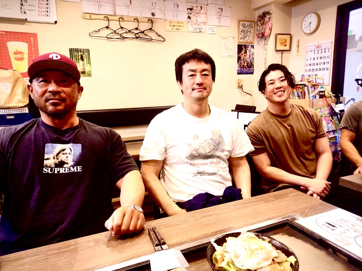 サラダ→だし巻き卵→チョリソー→焼きそば→豚玉お好み焼き→じゃがバターベーコン→塩焼きそば