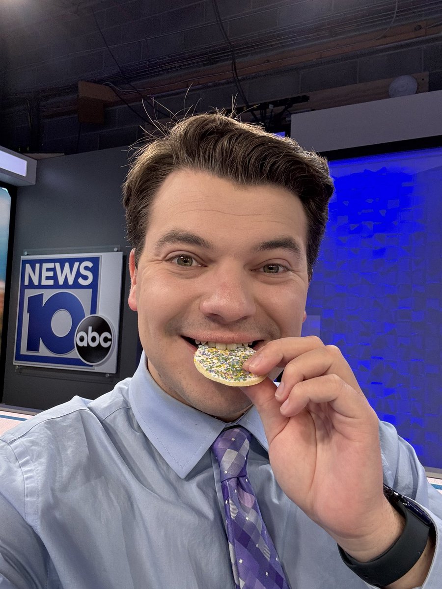 Kevin Appleby (@kevinappleby_) on Twitter photo One of the many perks of sharing the desk with <a href="/GiulianaBrunoTV/">Giuliana Bruno</a> is I get to taste test anything she bakes!
She made these AMAZING Easter cookies yesterday.
These aren’t just cookies. These are works of art!
I felt bad about eating the works of art until I realized how One of the many perks of sharing the desk with <a href="/GiulianaBrunoTV/">Giuliana Bruno</a> is I get to taste test anything she bakes!
She made these AMAZING Easter cookies yesterday.
These aren’t just cookies. These are works of art!
I felt bad about eating the works of art until I realized how