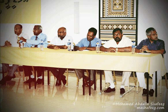 ShuaibMaldives's tweet image. މިއަދު އެމްޑީގެ އިއްސަފުގައި ތިބި މީހުންނަކަށް، އެޕާޓީގެ އިސްލާހީ ވިސްނުމެއް ނޭނގޭނެ.
އެމްޑީޕގެ ފުރަތަމަ ކޮންގްރެސްގައި ރައީސް ހޮވަން ވޯޓުލީ ފްރިފްރެންޝަލް ވޯޓިންގ އަށް އެއްބުރުން. 
އެ އިންތިޚާބު ބަލަހައްޓާ ދެއްވީ ފުއާދު ތައުފީޤު @MDPSecretariat @MMuizzu @FuwadThowfeek