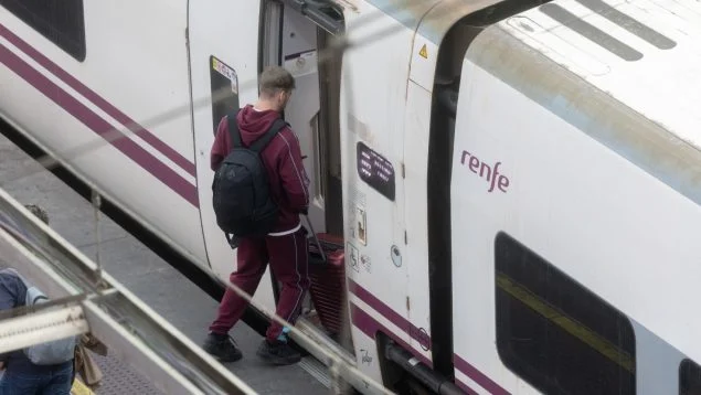 veintimillapie's tweet photo. Cuarenta pasajeros atrapados cuatro horas por una avería en un tren de Barcelona a Zaragoza
El tren se ha parado entre las localidades de Fayón (Zaragoza) y la Pobla de Massaluca (Tarragona).
Oscar Puente donde estás? https://t.co/lu8vWzHzTU