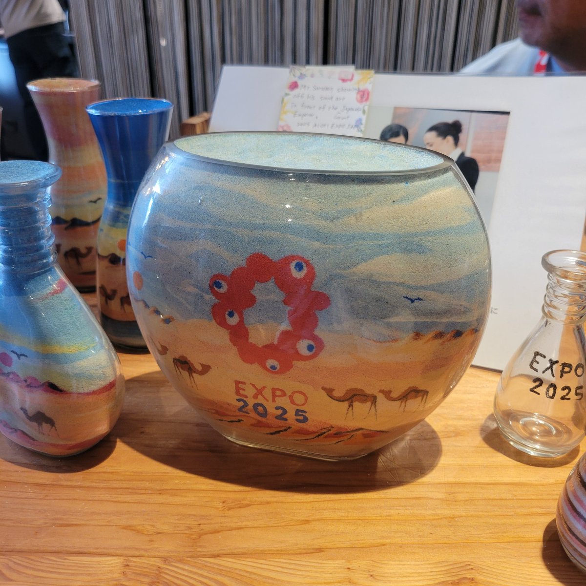 パビリオン毎にお土産やフードも売っています！ 写真は、ヨルダンの砂