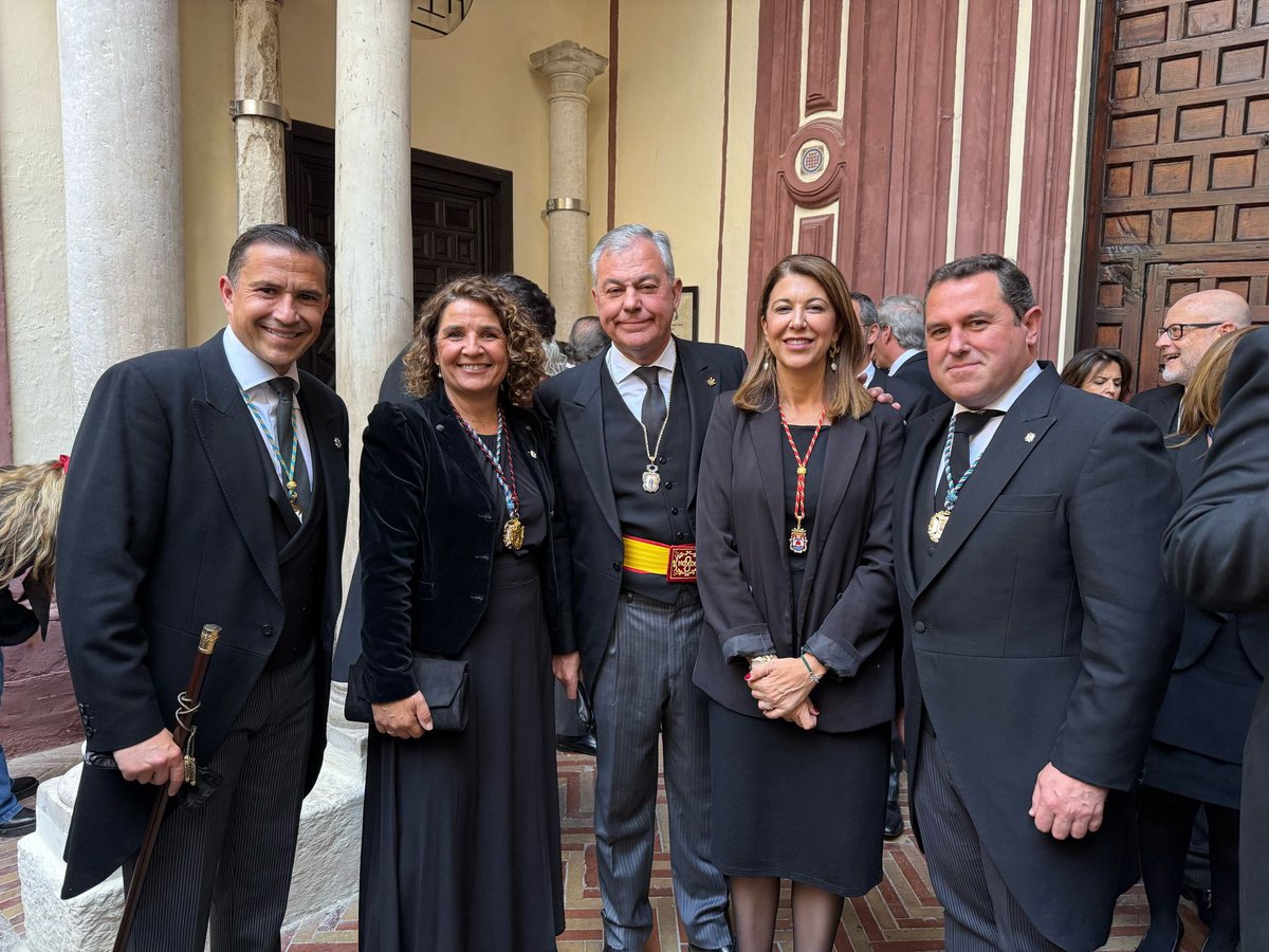 Orgullosa de acompañar al <a href="/StoEntierro_Sev/">Santo Entierro Sevilla</a> , representando al <a href="/ICOESevilla/">Colegio de Enfermería de Sevilla</a> en este #SabadoSanto25