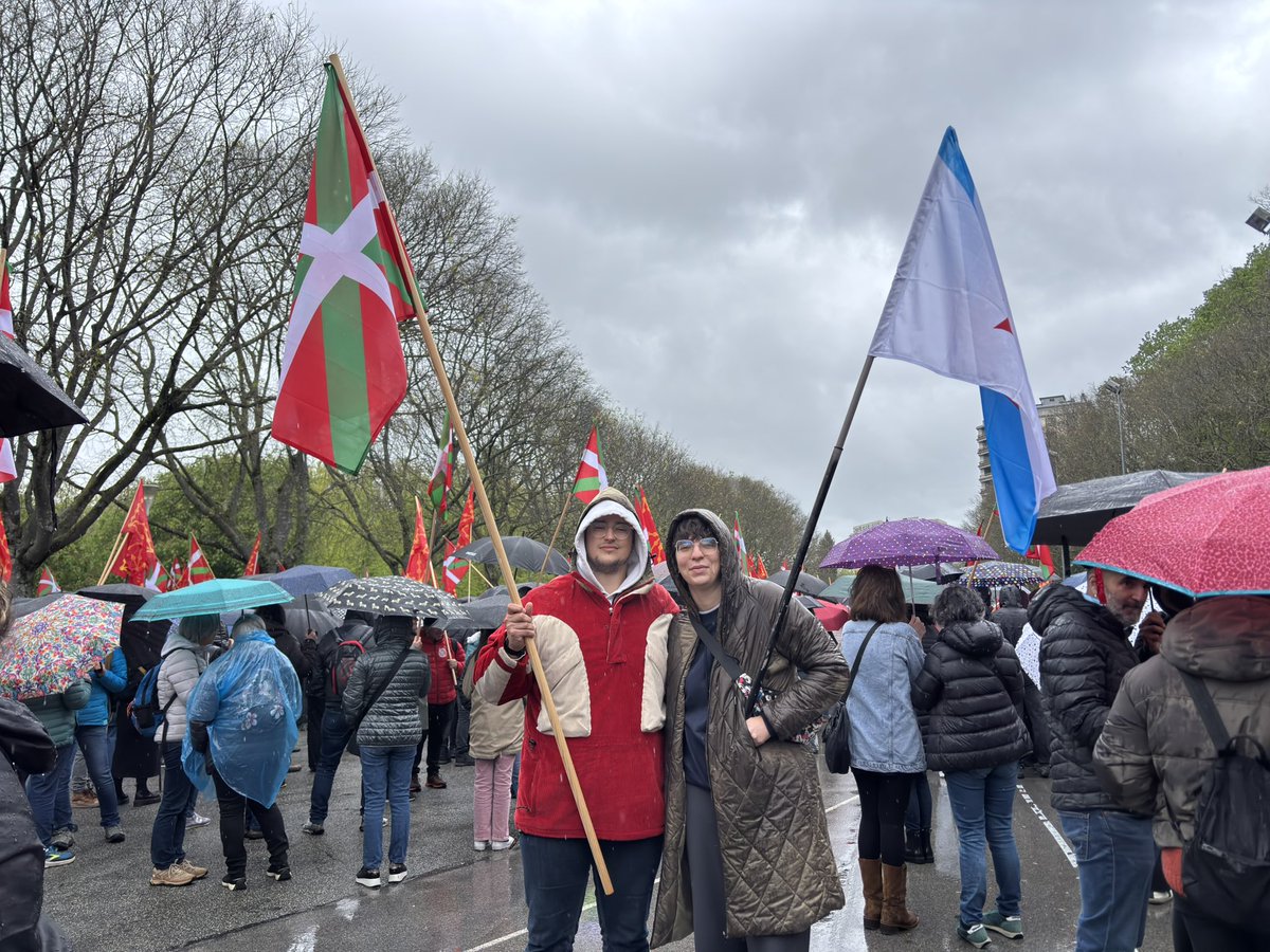 galizanova's tweet photo. Neste Aberri Eguna desde Iruña queremos mandar todo o noso apoio internacionalista a loita pola liberación de Euskal Herria. 

Após unha semana de convivio internacionalista en Berriozar no @gazteoneskutik organizado por @ernaigazte reafirmamos o noso compromiso coas nacións sen estado e con todos os pobos do mundo no camiño cara á súa liberdade! ✊🏼