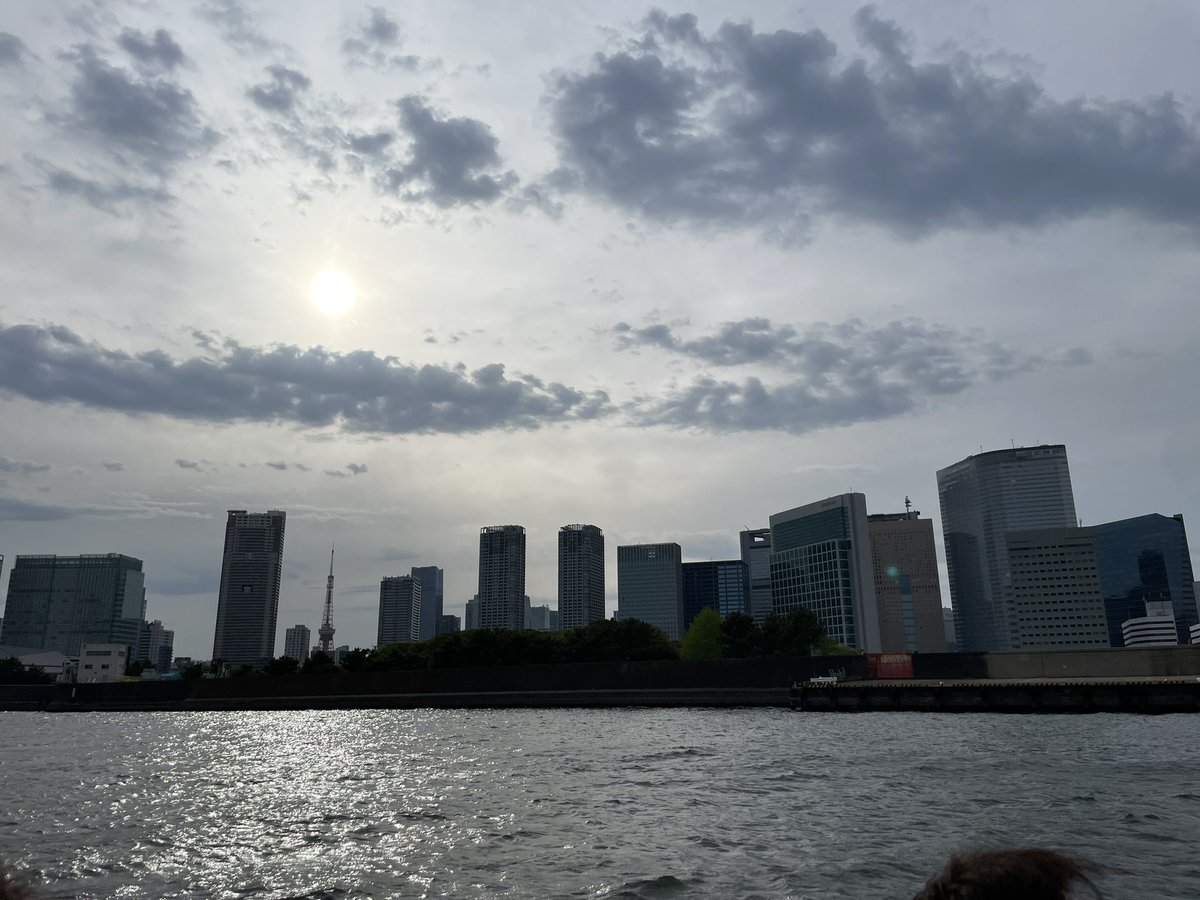 Chuo_kumin's tweet photo. 中央区民のためのTodo_12
日本橋をクルーズする

隅田川でよく見かける船、観光客用だと侮ってはいませんか？
日本橋クルーズは若干1時間にして、川を起点として東京の成り立ちが体感できる最良のツアー。添乗員の小気味良い解説が、過去へ想像を膨らませ、東京版ジャングルクルーズにいざなわれます。 https://t.co/NY1src0y33