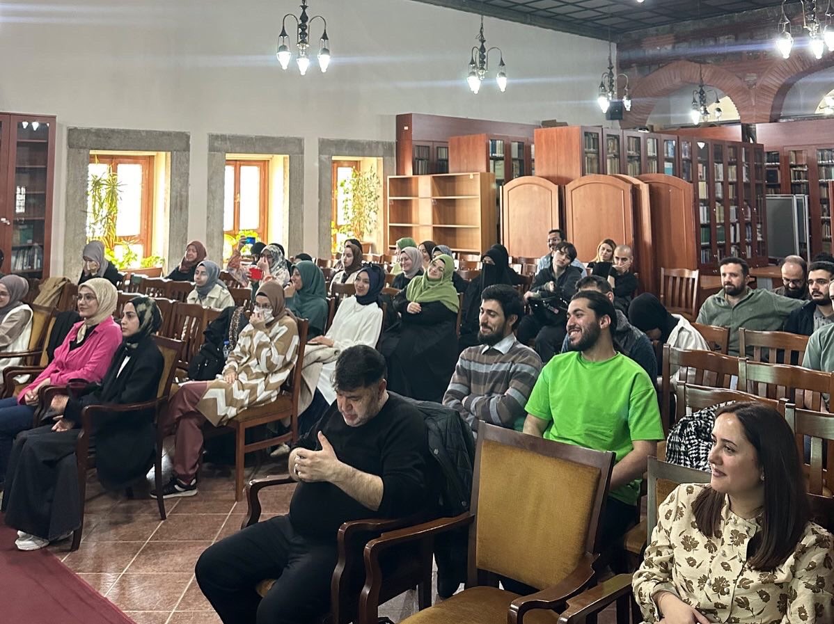 Etkinliğe katılan İstanbul Üniversitesi Arap Dili ve Edebiyatı Bölümü mezunları; akademiden medyaya, öğretmenlikten turizme kadar geniş bir yelpazede kariyer imkânlarını anlattı.