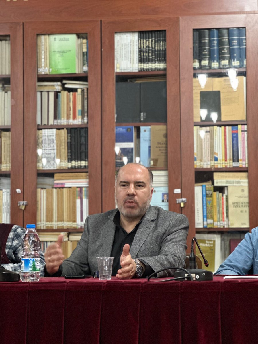 Prof. Dr. İbrahim Şaban’ın moderatörlüğünde gerçekleşen etkinlikte;
Prof. Dr. Hüseyin Yazıcı, Prof. Dr. Kerim Açık, Prof. Dr. Ömer İshakoğlu, Fatma Melin Şimşek, Ömer Erdem ve Abdullah Fuat Şekerci, Arap Dili mezunları için kendi deneyimleriyle kariyer fırsatlarını anlattı.