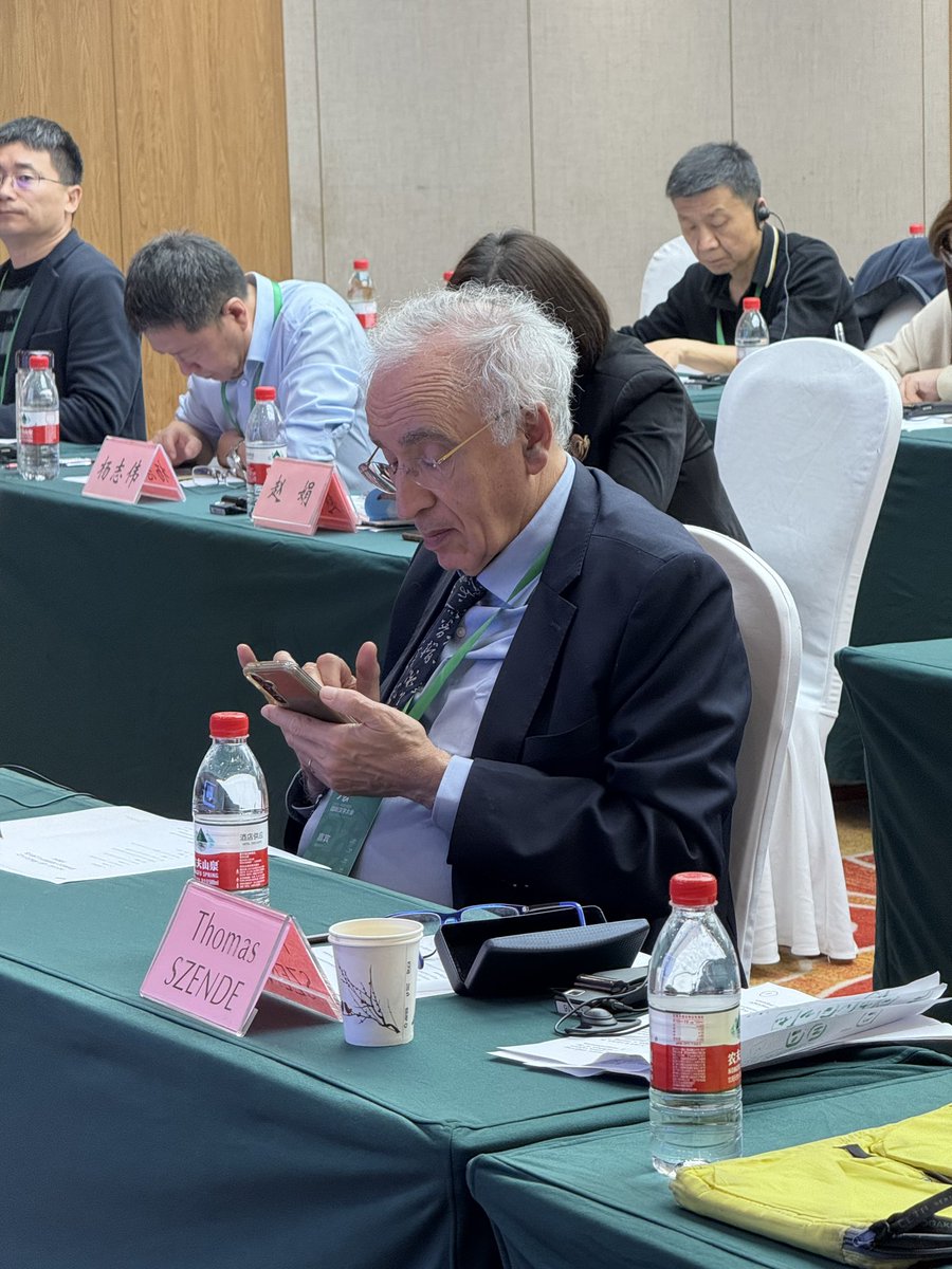 visionsichuan's tweet photo. 2025 中国（安阳）国际汉字专题学术平行论坛、主题讲座参会总人数约 400 人， 包括外籍嘉宾约 80 人和国际学生约 120 人。参会嘉宾有华语流行音乐作词人方文山、北京土耳其文化中心主任阿尤布Eyup Saritas、法国汉学家白乐桑Joël Bellassen等 
The 2025 China International Conference of Chinese Character features thematic academic sub-forums and keynote lectures, bringing together around 400 participants, including approximately 80 international guests and 120 international students.
Notable attendees include #VincentFang, renowned Chinese pop lyricist; #EyupSaritas, Director of the Turkish Cultural Center in Beijing; and #JoëlBellassen, prominent French sinologist. #Anyang #ChineseCharacters #JayChou #Henan