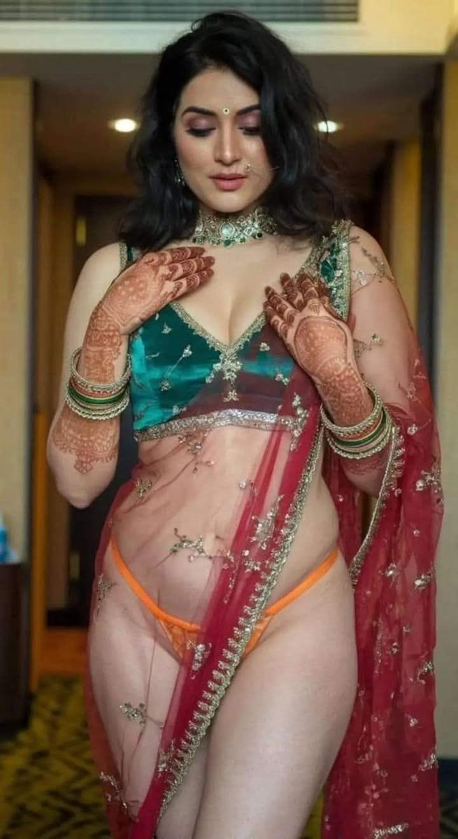 जितनी संस्कारी 
उतनी सेक्सी 😏😏😏