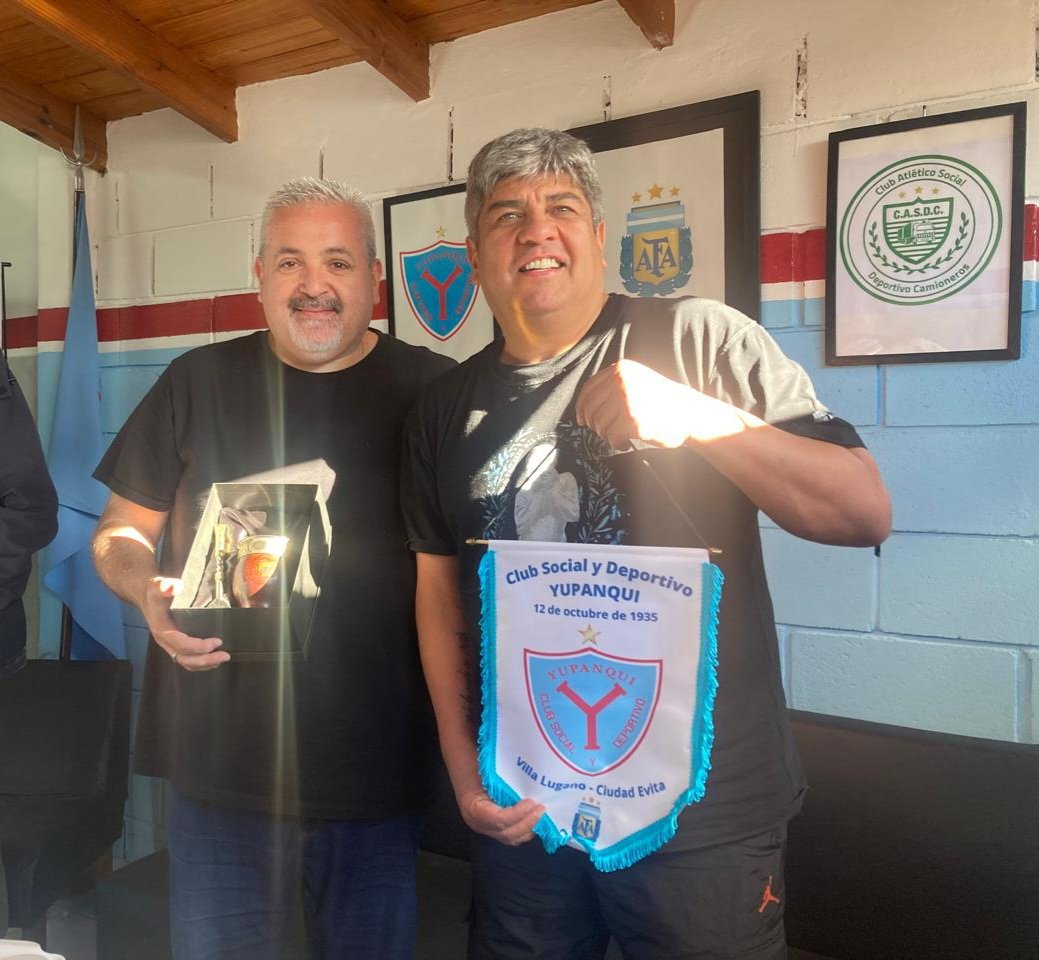 ⚽️ #Fútbol #PrimeraC #AFA 
📸 Al término del Primer tiempo en el encuentro de ayer, el presidente de Yupanqui, DANTE MAJORI, brindo una ágape y le hizo entrega de un presente a su par de Camioneros PABLO MOYANO en un grato momento compartido.
💚 #SiempreVerde