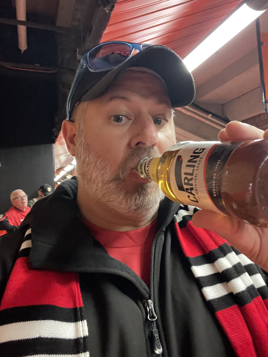 scubacheesemufc's tweet image. Prob gonna need some luck today. But getting to meet @AndyMitten doing the business out front was epic
#unitedwestand
See ya in NYC my friend 🤙