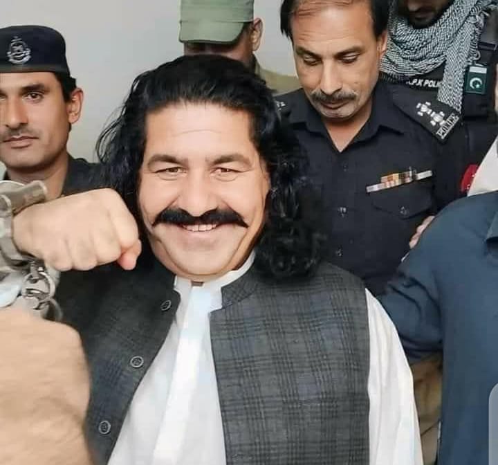 Noorullah_PTM's tweet photo. ده پښتانه قام داغه اتلان ده قام په خاطر رياست په وچ زور نيولي دي. موږ قام ته پکار دئ چي ده هر ظلم سره سره ده ديه رياستي ظلم خلاف هم ږغ پورته کړو.
ده ديه مظلومانو ده پاره ږغ پورته کول پر هر پښتانه افغان فرض دئ.
#ReleaseAllPTMActivists https://t.co/YuOK6PWaAh