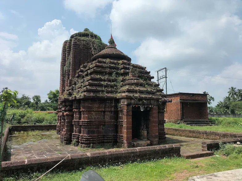 SubhenduDash22's tweet photo. Discover the hidden gem of Kalinga architecture: Prabhu Nrusinghanath Temple, Paribasudeipur, Odisha. A 13th-14th century temple dedicated to Lord Nrusinghanath, just 20km from Bhubaneswar.  #OdishaHeritage #KalingaArchitecture #Nrusinghanath #TempleTrail #IncredibleIndia https://t.co/0IvDwULYZg