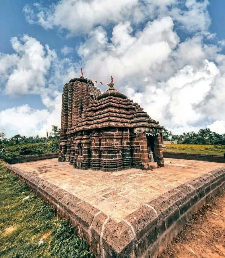 SubhenduDash22's tweet photo. Discover the hidden gem of Kalinga architecture: Prabhu Nrusinghanath Temple, Paribasudeipur, Odisha. A 13th-14th century temple dedicated to Lord Nrusinghanath, just 20km from Bhubaneswar.  #OdishaHeritage #KalingaArchitecture #Nrusinghanath #TempleTrail #IncredibleIndia https://t.co/0IvDwULYZg