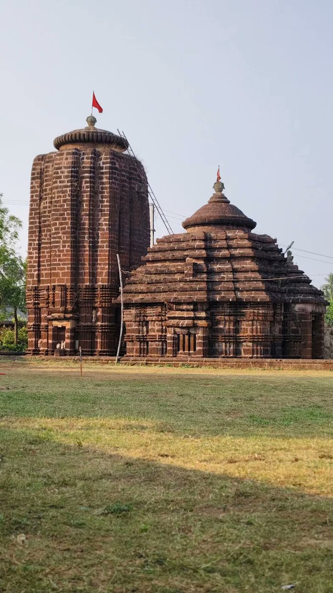 SubhenduDash22's tweet photo. Discover the hidden gem of Kalinga architecture: Prabhu Nrusinghanath Temple, Paribasudeipur, Odisha. A 13th-14th century temple dedicated to Lord Nrusinghanath, just 20km from Bhubaneswar.  #OdishaHeritage #KalingaArchitecture #Nrusinghanath #TempleTrail #IncredibleIndia https://t.co/0IvDwULYZg