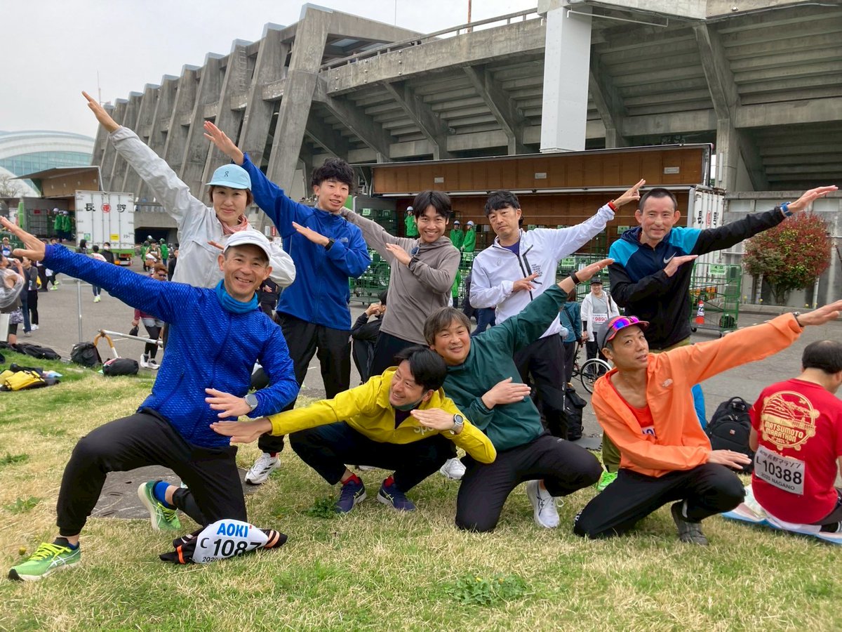 6te8cd's tweet photo. 毎年恒例、長野マラソンへ出走！
長野市は桜が丁度良い感じ🌸
気温が高いものの、陽射しがなく☁️模様で良い感じ。かと思ったけど、10km地点で既に汗ダクに〜　35kmまでは粘れたけど、逆風の河川敷で撃沈。
まあ、実力不足ですな。
それでもなんとか、サブエガを死守出来たので良しとしましょう💨 https://t.co/UivHerAhfo