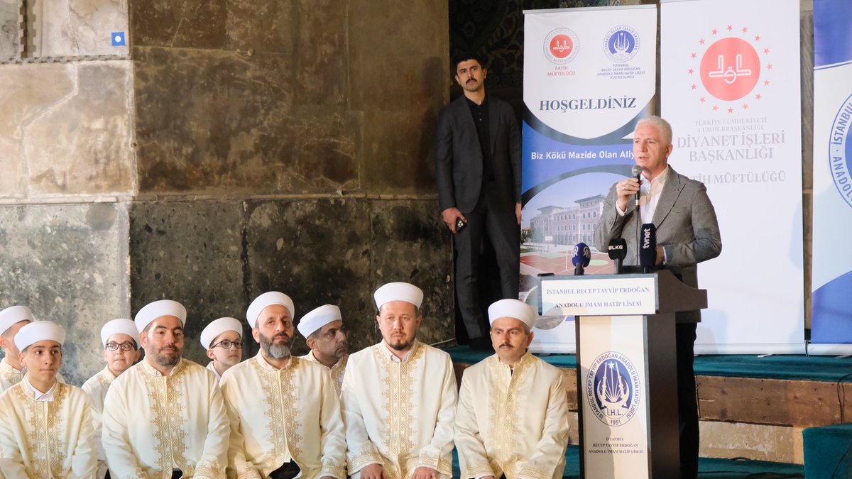 Ayasofya Camii’nde, Türkiye’nin ilk İmam Hatip Lisesi olan İstanbul Recep Tayyip Erdoğan Anadolu İmam Hatip Lisesi’nde hafızlığını tamamlayan 57 öğrencimizin icazet merasimi gerçekleştirildi.

Genel Başkanımız, Ensar Vakfı adına bu özel günde hafızlarımıza altın hediye ederek