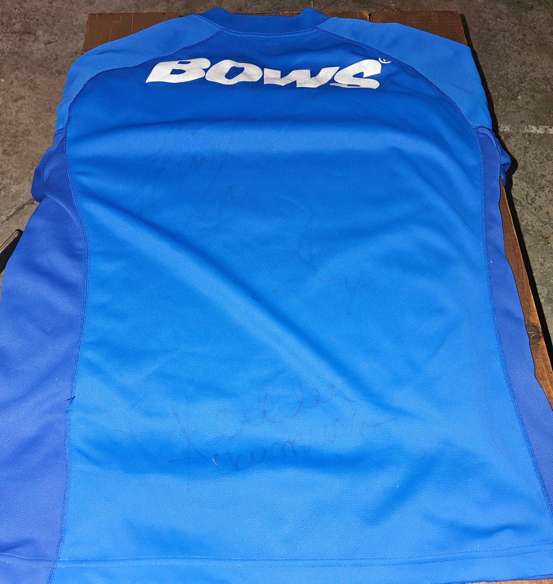 むかーしのユニ
薄くなったけど大勢の選手のサインがあります