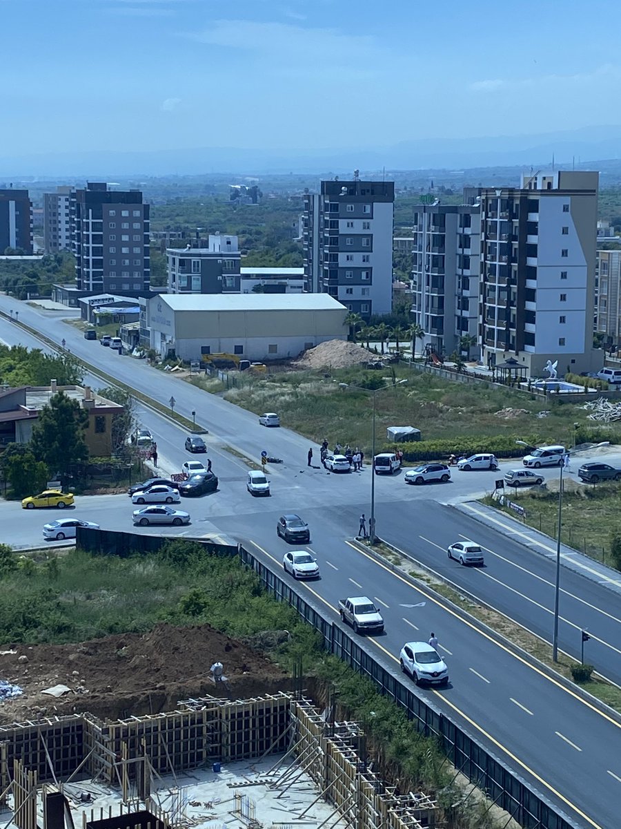 tekilsahiis's tweet photo. Burası Akdeniz mah. Yaşar Doğu Caddesindeki 4 yol. Her ay burda 2-3 defa kaza oluyor. Buraya artık bir çözüm bulmalısınız ışıksa ışık rampaysa rampa. Yola 2 ayda 2 kere asfalt döktünüz ilkini döktünüz kazıdınız yine döktünüz + @MezitliBel @mersin_bld https://t.co/oXQlnAQJXu