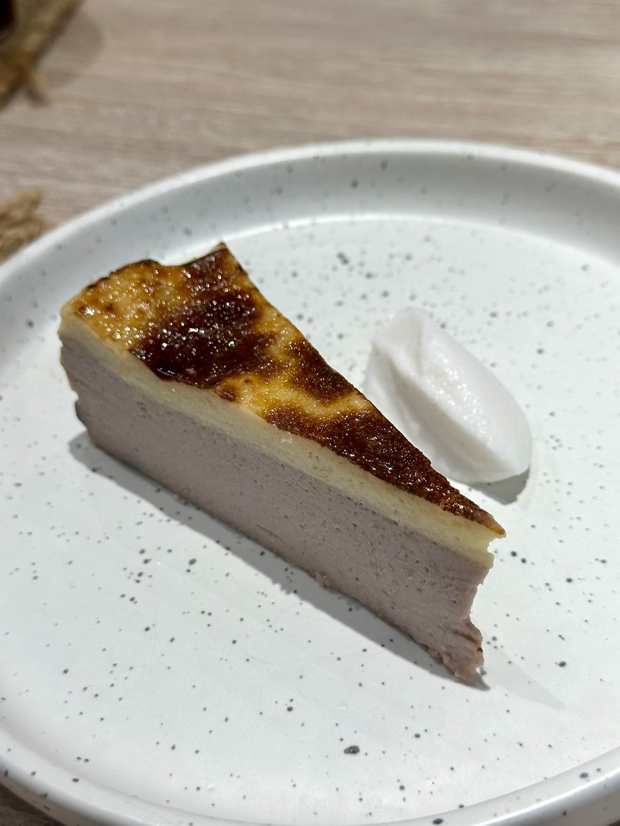 bongtao's tweet photo. Sàat (ศาสตร์) ร้านขนมไทยเปิดใหม่แถวหัวลำโพง ขนมเกือบทุกอย่างมีพระเอกคือ มะพร้าวพันธุ์ใหม่ชื่อ White Cloud ที่ม.เกษตรพัฒนาสายพันธุ์มาจากมะพร้าวกะทิ รวมกับมะพร้าวน้ำหอม

ตัวขนมดีมาก ผ่านการคิดมาเยอะ ใช้เทคนิคทั้งแบบขนมไทย เช่นตะโก้ ผสมกับขนมฝรั่งทั้งชีสเค้ก เพสตรี้ครีม บรูเล่ อร่อยมากกกกกก

คุณภาพสมราคา สั่งมาสองอย่าง จานละ 280++ แต่กลับมาอีกแน่นอน เป็นร้านที่ทำตีความขนมไทยแบบก้าวกระโดดจริงๆ