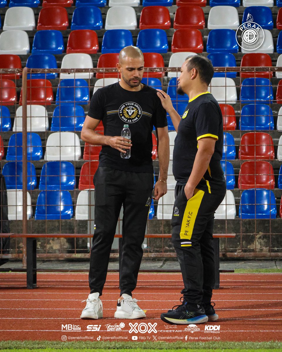 perakfcofficial's tweet photo. 𝐓𝐄𝐀𝐌 𝐀𝐑𝐑𝐈𝐕𝐀𝐋!

Ketibaan pasukan Perak FC di Stadium Likas menjelang perlawanan terakhir Liga Super menentang Sabah FC pada malam ini.

🤍💛🖤

#SABvPRK https://t.co/j41LE2RN18