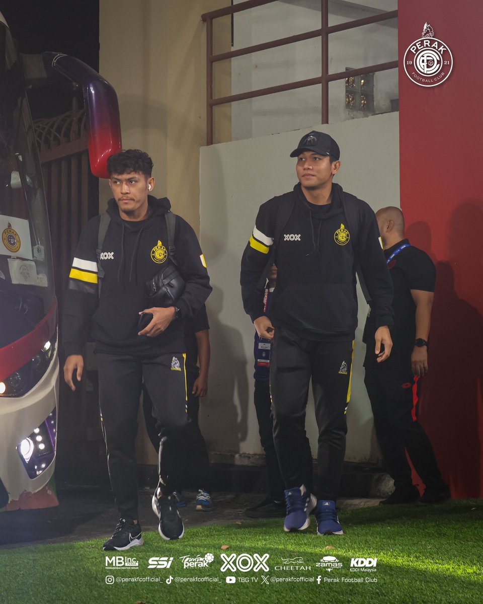 perakfcofficial's tweet photo. 𝐓𝐄𝐀𝐌 𝐀𝐑𝐑𝐈𝐕𝐀𝐋!

Ketibaan pasukan Perak FC di Stadium Likas menjelang perlawanan terakhir Liga Super menentang Sabah FC pada malam ini.

🤍💛🖤

#SABvPRK https://t.co/j41LE2RN18