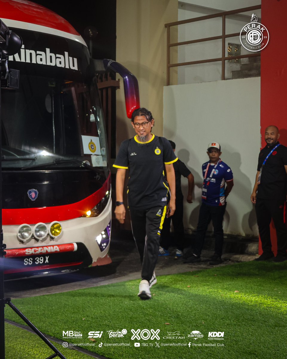 perakfcofficial's tweet photo. 𝐓𝐄𝐀𝐌 𝐀𝐑𝐑𝐈𝐕𝐀𝐋!

Ketibaan pasukan Perak FC di Stadium Likas menjelang perlawanan terakhir Liga Super menentang Sabah FC pada malam ini.

🤍💛🖤

#SABvPRK https://t.co/j41LE2RN18