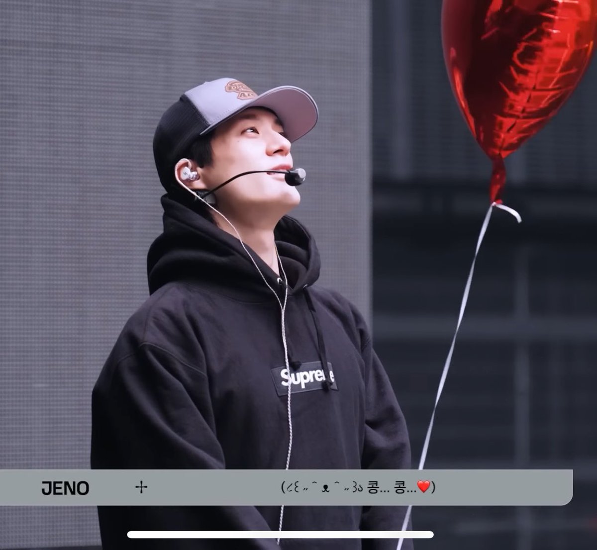 nhhamddeo's tweet photo. 와 미친 커플
한 명은 커플 모자 쓰고 한 명은 선물해준 후집 입고 ㅋㅋㅋㅋㅋㅋㅋ https://t.co/ozv2D9QYWb