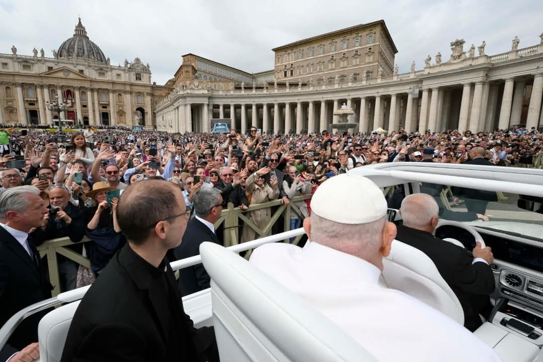 GeorgesKisando's tweet photo. #Pacques: À l’issue de la bénédiction Urbi et Orbi de ce dimanche de Pâques, le Pape a surpris les fidèles en effectuant un tour en papamobile sur une place Saint-Pierre noire de monde, avec environ 50 000 personnes présentes.
Il s'agit de sa première rencontre physique à grande échelle avec les fidèles depuis son hospitalisation.