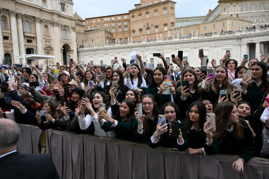 GeorgesKisando's tweet photo. #Pacques: À l’issue de la bénédiction Urbi et Orbi de ce dimanche de Pâques, le Pape a surpris les fidèles en effectuant un tour en papamobile sur une place Saint-Pierre noire de monde, avec environ 50 000 personnes présentes.
Il s'agit de sa première rencontre physique à grande échelle avec les fidèles depuis son hospitalisation.