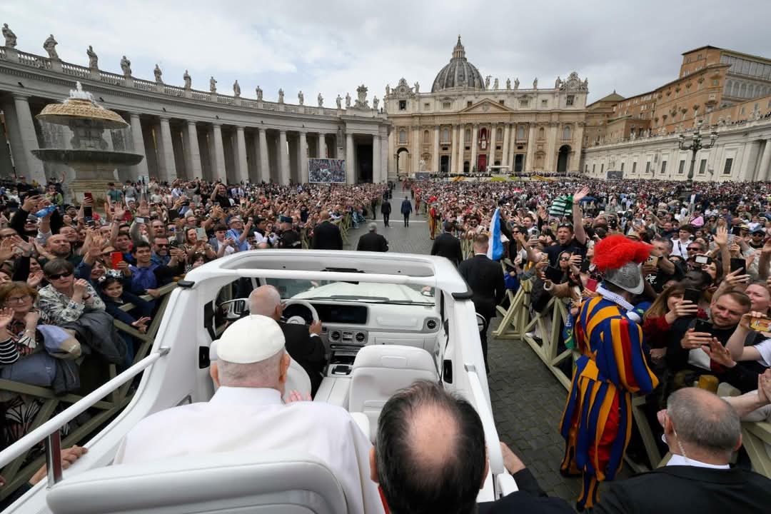 GeorgesKisando's tweet photo. #Pacques: À l’issue de la bénédiction Urbi et Orbi de ce dimanche de Pâques, le Pape a surpris les fidèles en effectuant un tour en papamobile sur une place Saint-Pierre noire de monde, avec environ 50 000 personnes présentes.
Il s'agit de sa première rencontre physique à grande échelle avec les fidèles depuis son hospitalisation.