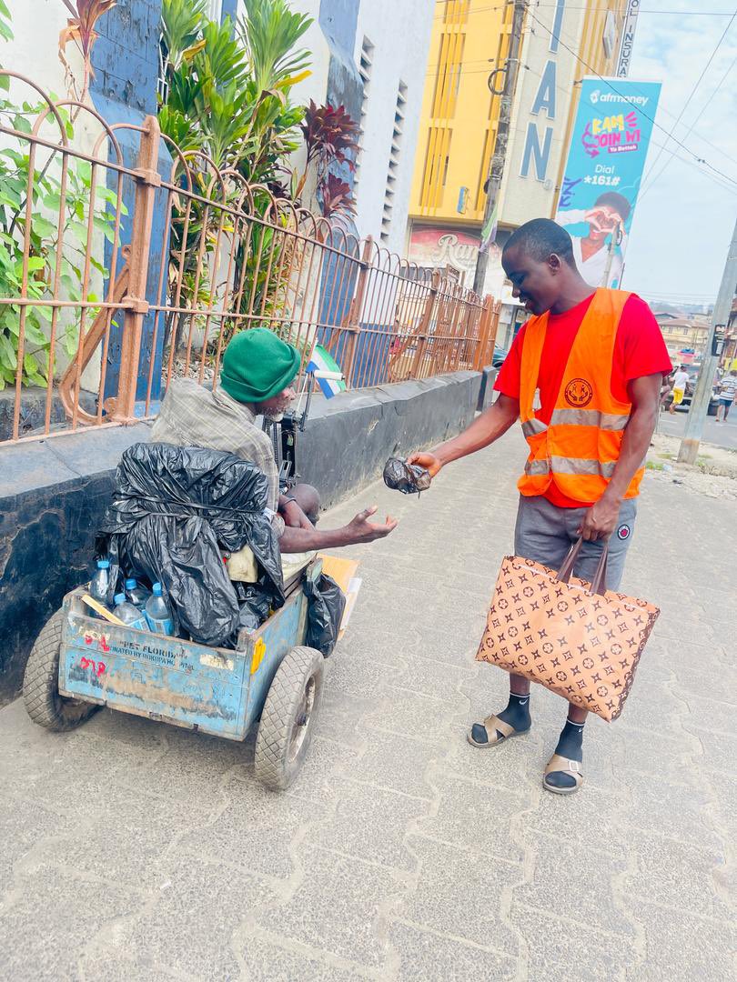 Happy Easter❤️ Social Workers Sierra Leone-Easter breakfast service for individuals neglected and abandoned - due to their mental health illnesses. For breakfast,we were able to served 50 individuals and lunch next! SWSL, we remain committed to spread Easter happiness and joy❤️
