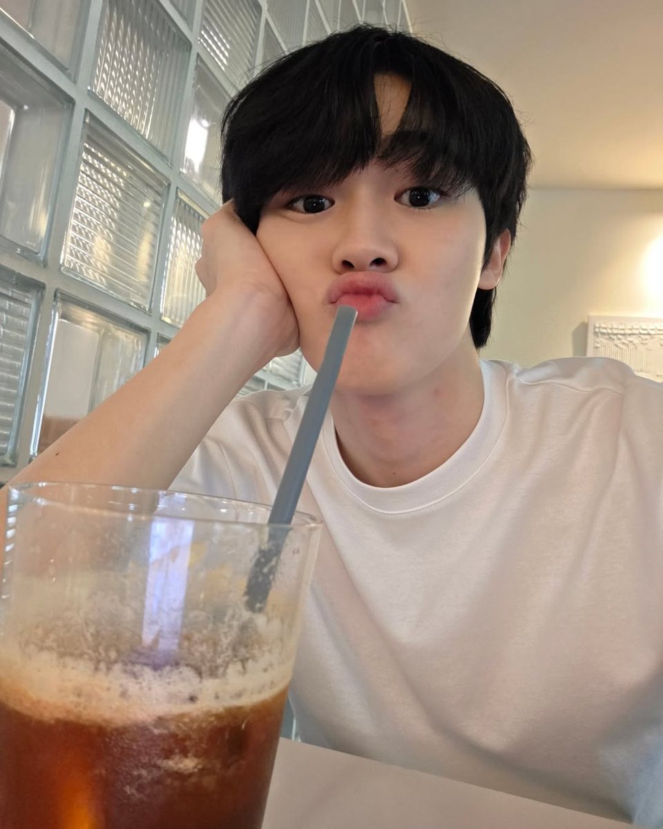 (rest) ` บ บ ม °• 🌈 พส. ให้บอมมุเป็น no.1 นะ 🌟 tweet media