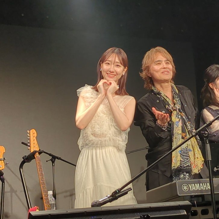 chiharu_yukine's tweet photo. 本日の現場最前0ズレで推しを浴びれた、、、
大声→カラコン→10年桜→YDD+MCぜーんぶ超目の前😭
頭のてっぺんから足先のネイルまでめちゃくちゃ綺麗でした🫣
もちろん歌詞モニターのチラ見もバッチリ確認済みです!()
最高すぎたぁぁぁぁ
心から大感謝祭り🌸
#LookBack85
#柏木由紀.#ゆきりん https://t.co/JdEqLT3ZuD