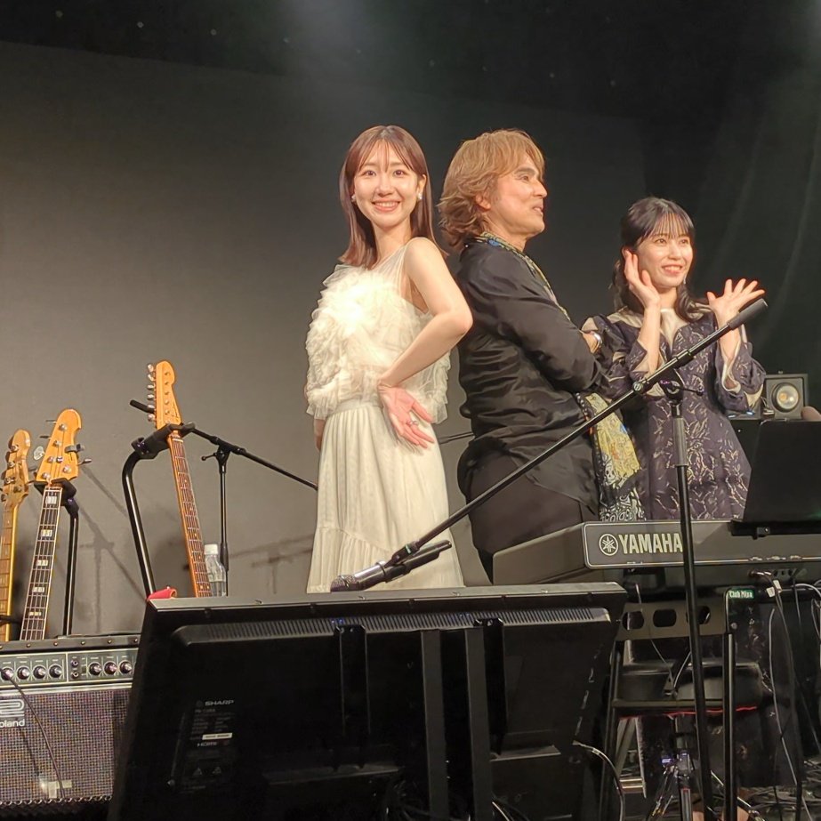 chiharu_yukine's tweet photo. 本日の現場最前0ズレで推しを浴びれた、、、
大声→カラコン→10年桜→YDD+MCぜーんぶ超目の前😭
頭のてっぺんから足先のネイルまでめちゃくちゃ綺麗でした🫣
もちろん歌詞モニターのチラ見もバッチリ確認済みです!()
最高すぎたぁぁぁぁ
心から大感謝祭り🌸
#LookBack85
#柏木由紀.#ゆきりん https://t.co/JdEqLT3ZuD