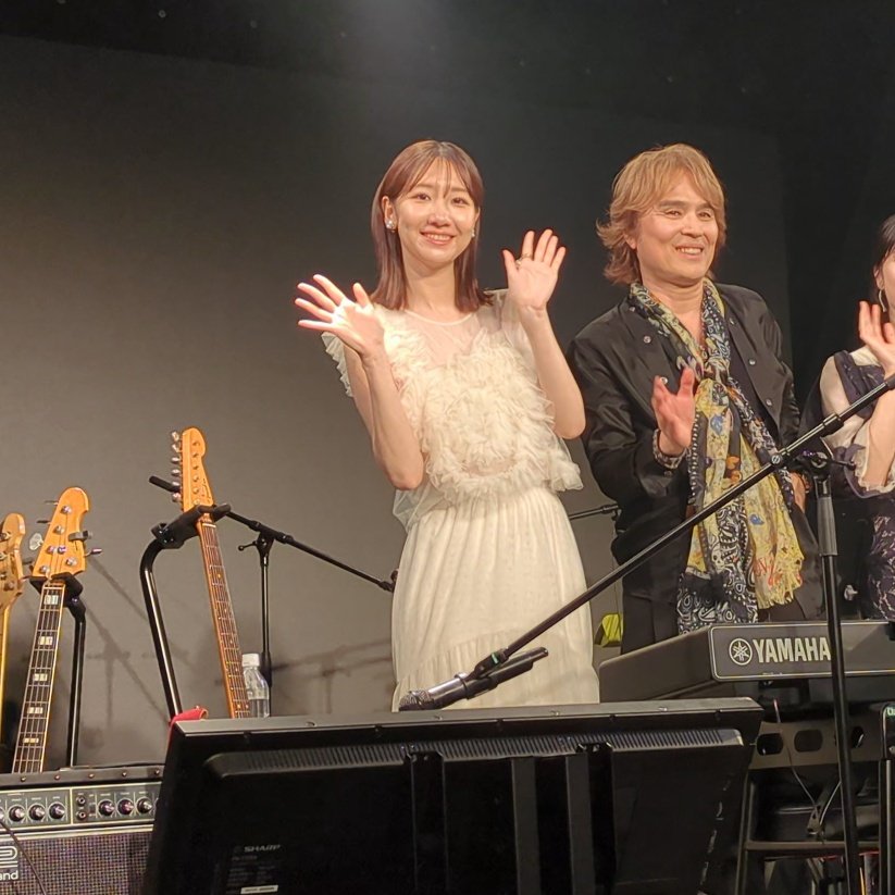 chiharu_yukine's tweet photo. 本日の現場最前0ズレで推しを浴びれた、、、
大声→カラコン→10年桜→YDD+MCぜーんぶ超目の前😭
頭のてっぺんから足先のネイルまでめちゃくちゃ綺麗でした🫣
もちろん歌詞モニターのチラ見もバッチリ確認済みです!()
最高すぎたぁぁぁぁ
心から大感謝祭り🌸
#LookBack85
#柏木由紀.#ゆきりん https://t.co/JdEqLT3ZuD