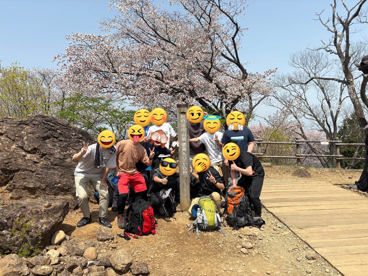 wangeluec's tweet photo. 新歓登山に日の出山へ行ってきました‼️
上の方はまだサクラが咲いてました🌸
ケーブルカーに乗り下山後は温泉にも入って結構盛りだくさんでした✌️

p.s.顔隠すの大変だった😩 https://t.co/Eh6VGpEVD7