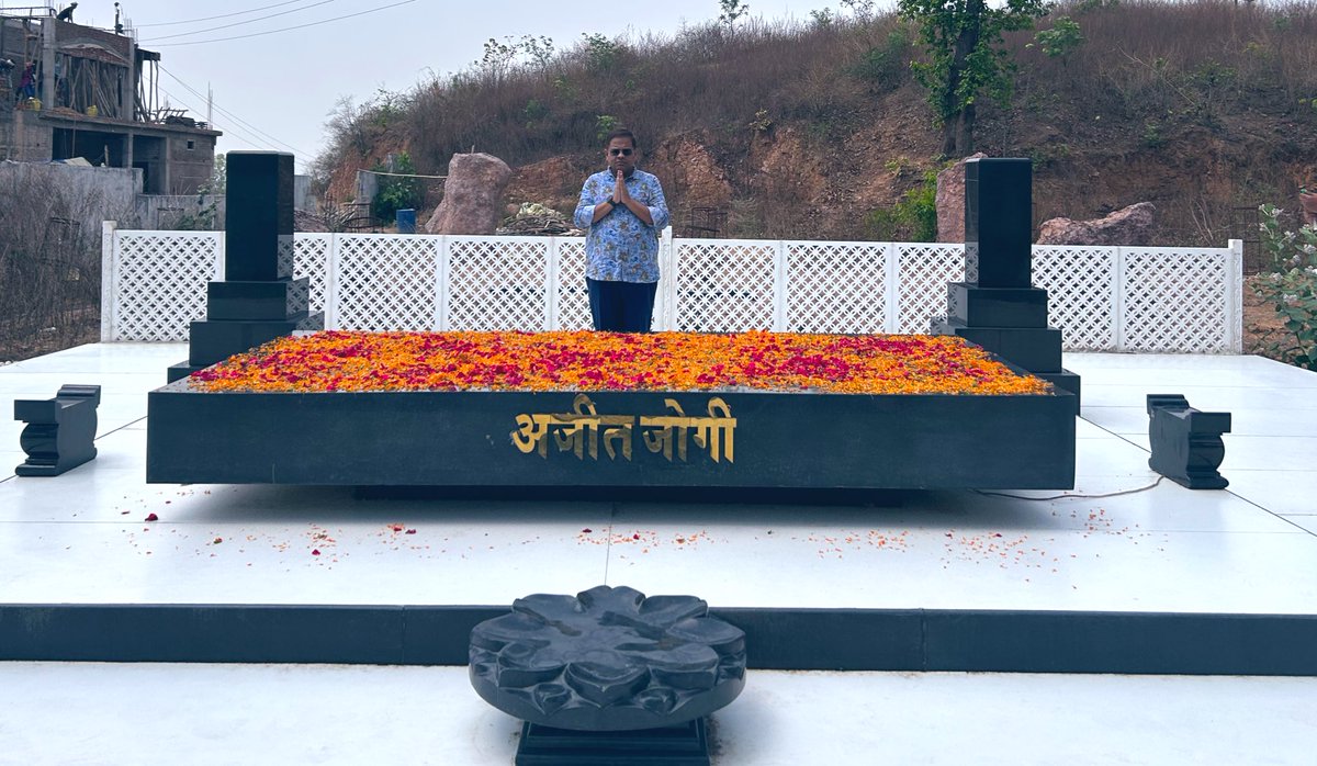 2020 में पापा के स्वर्गवास के बाद, मैंने हर ईस्टर उनकी समाधि स्थल गौरेला में उनका आशीर्वाद लेकर मनाया है। आज भी ठीक ऐसा ही किया। आप सभी को पुनरुत्थान दिवस की अशेष शुभकामनाएँ। #HappyEaster