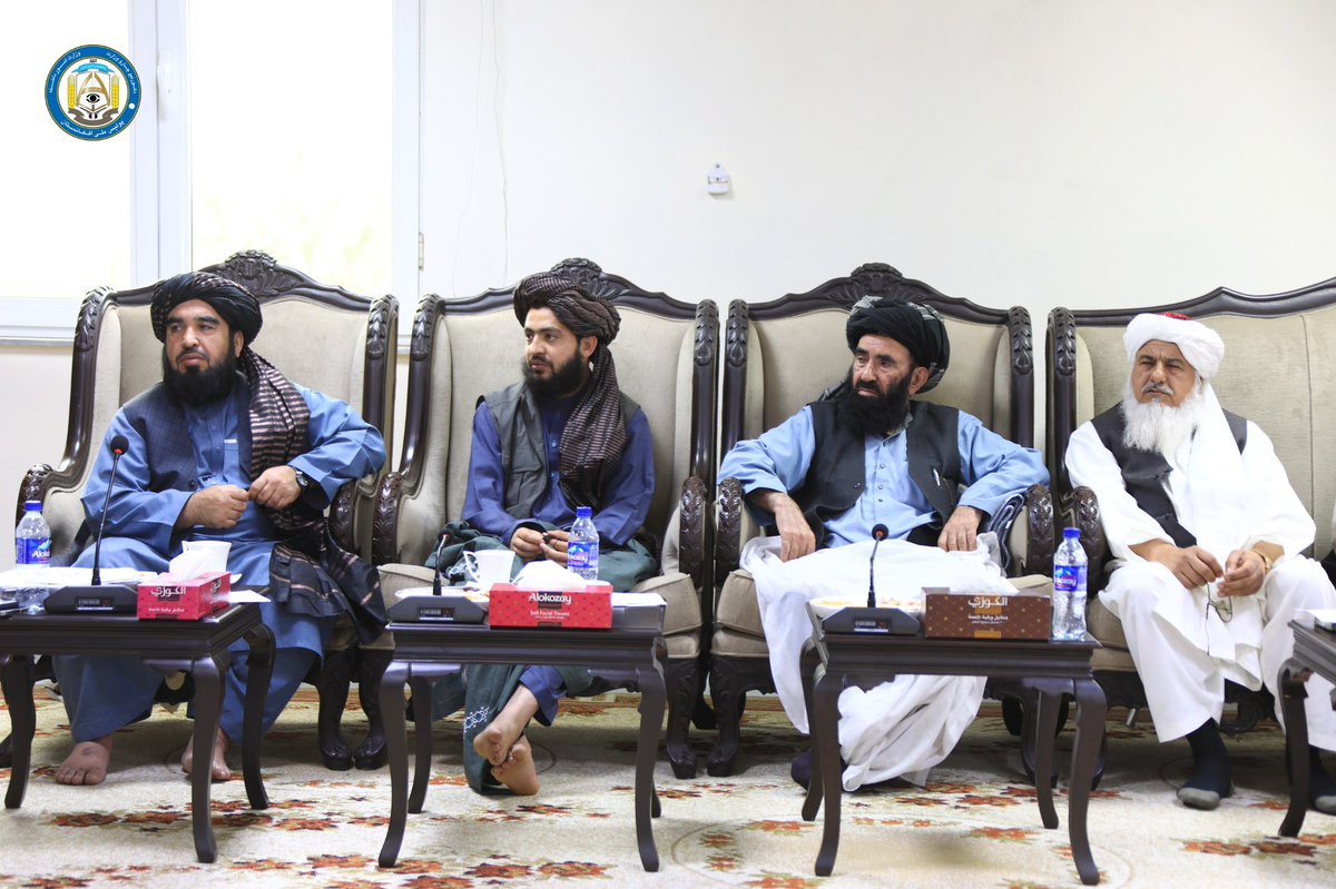 د کورنیو چارو وزارت رهبري غونډه د وزارت د سر پرست وزیر خلیفه سراج الدین حقاني په مشرۍ تر سره شوه!
نن د کورنیو چارو وزارت د غونډو په تالار کې د الحاج خلیفه سراج الدین حقاني په مشرۍ د وزارت رهبري غونډه دائره شوه.
په یاده غونډه کې د وزارت پر معینانو سربیره د وزارت اړوند لویو رئیسانو