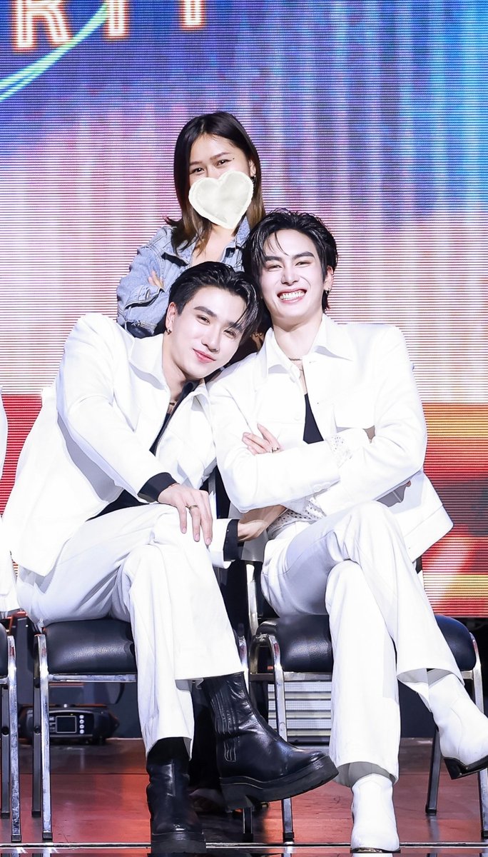 Babysantapp's tweet image. ที่ต้ายิ้มแฉ่งไม่ใช่ไรนะ คือเพิร์ธแกล้งต้ายุไง ถ่ายรูปเสร็จแล้วก็ยังแกล้งกันต่อ หัวเราะคิกค้ากกันอยู่สองคน 🫠🫣
ปล.บอกเพิร์ธว่า "เพิร์ธซบน้องต้าให้พี่หน่อย" แล้วคุณเค้าจะไม่ยอมซบลงไปเลยเกิดการแกล้งกันขึ้น555
#เพิร์ธแซนต้า #PerthSanta
#PerthTanapon #KDPPE
#Santapp #santyofsanta