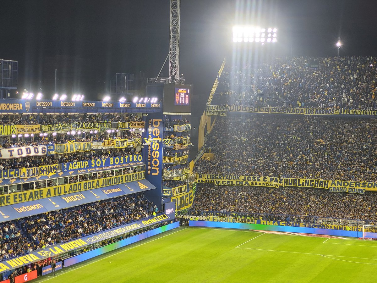lexpat_remois's tweet photo. Ça y est, j'ai fait la Bombonera ! 😱🔵🟡

Encore du mal à y croire au moment d'écrire ces mots, tellement c'était unique. +90min où les fans donnent corps et âmes, la sensation de la tribune qui bouge, les chants... un moment hors du temps vécu à Boca !  #groundhopping https://t.co/d8UFDNMiMh