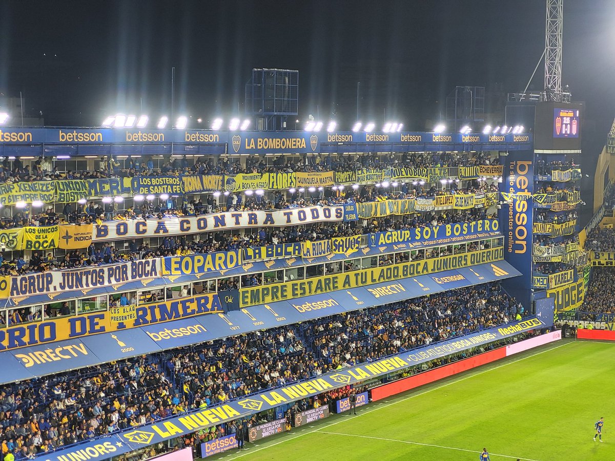 lexpat_remois's tweet photo. Ça y est, j'ai fait la Bombonera ! 😱🔵🟡

Encore du mal à y croire au moment d'écrire ces mots, tellement c'était unique. +90min où les fans donnent corps et âmes, la sensation de la tribune qui bouge, les chants... un moment hors du temps vécu à Boca !  #groundhopping https://t.co/d8UFDNMiMh