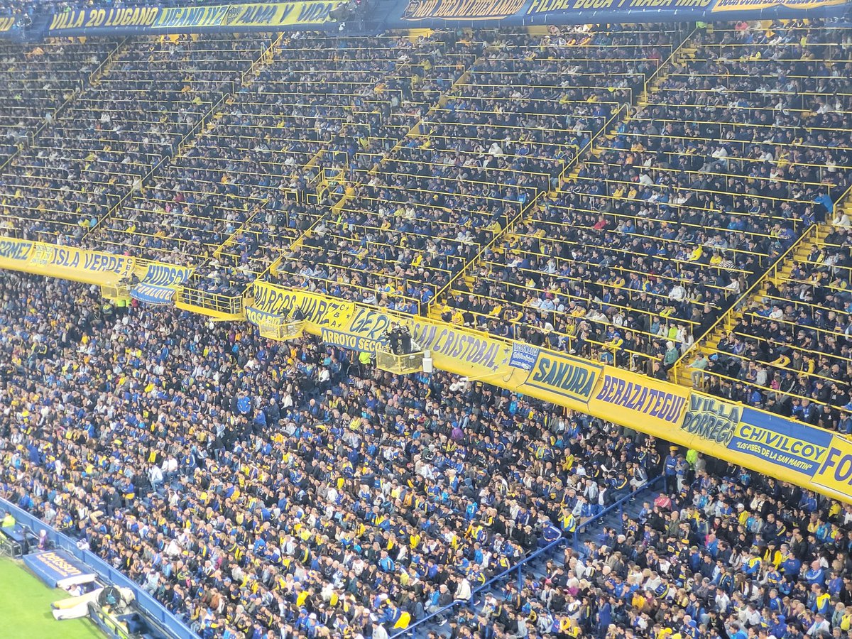 lexpat_remois's tweet photo. Ça y est, j'ai fait la Bombonera ! 😱🔵🟡

Encore du mal à y croire au moment d'écrire ces mots, tellement c'était unique. +90min où les fans donnent corps et âmes, la sensation de la tribune qui bouge, les chants... un moment hors du temps vécu à Boca !  #groundhopping https://t.co/d8UFDNMiMh