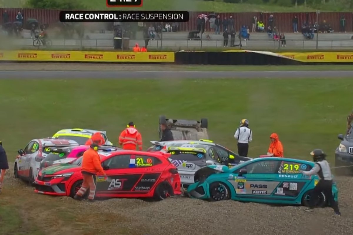 Clio Cup start rain and on slicks