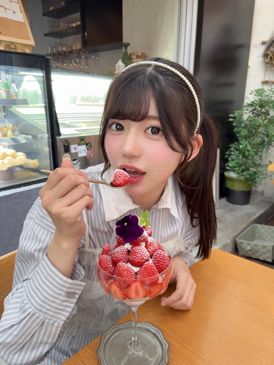 この可愛い子といちごパフェ食べにいきたい🥹🍓