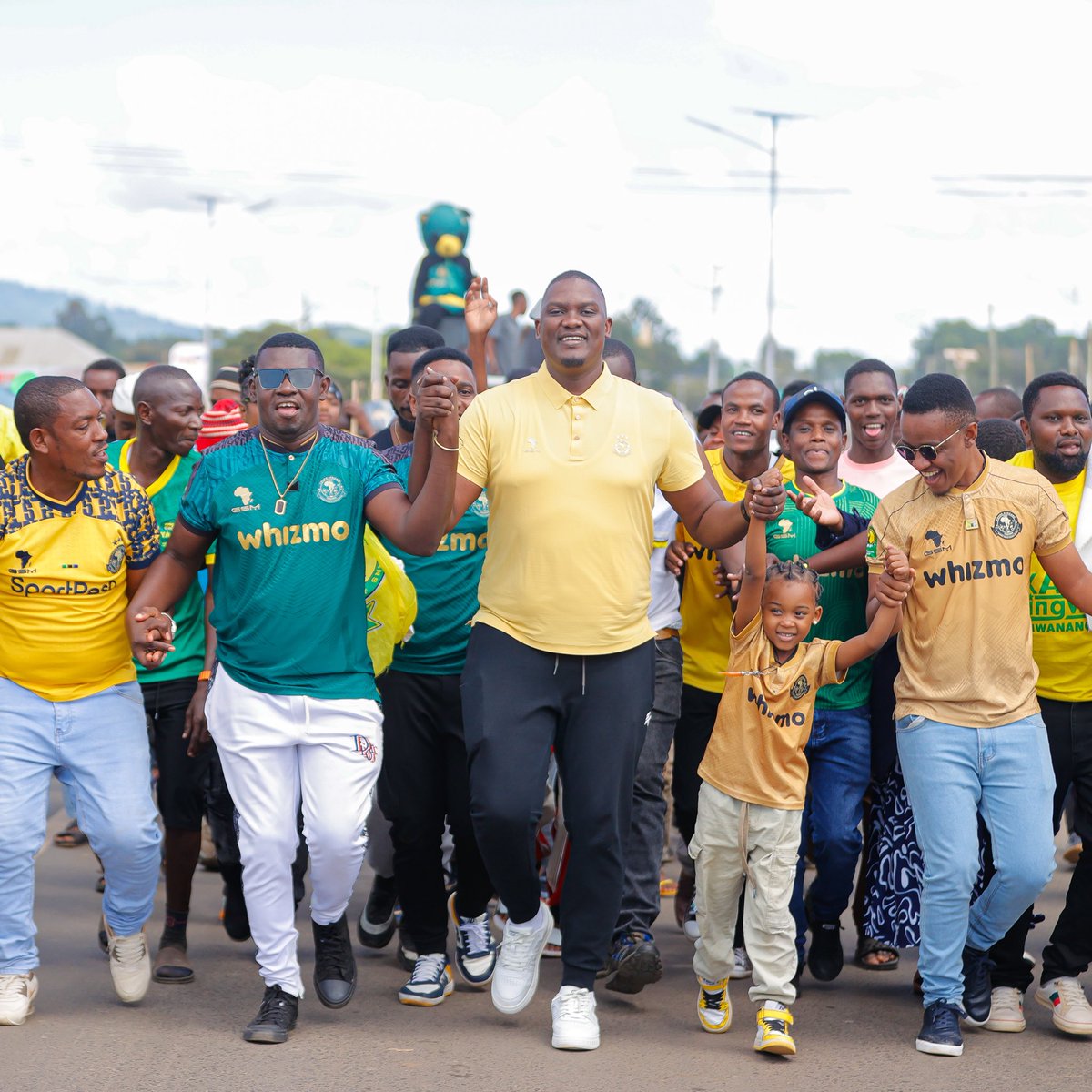 YoungAfricansSC's tweet photo. 𝐁𝐀𝐁𝐀𝐓𝐈 kuna balaaaaa🔥🔥

Msafara wa Uzinduzi wa Tawi la Wanachama Babati mjini🙌🏽

#TimuYaWananchi 
#DaimaMbeleNyumaMwiko https://t.co/RMKDB6lbbZ