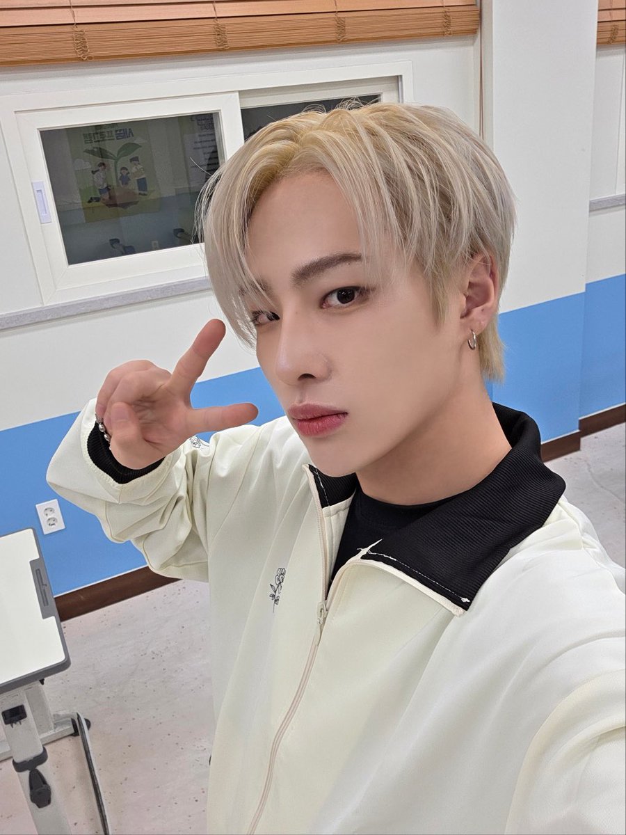 BAE173_member's tweet photo. [#무진] 

🎈

#BAE173 #비에이이173 
#MUZIN https://t.co/oA0YR03mjd