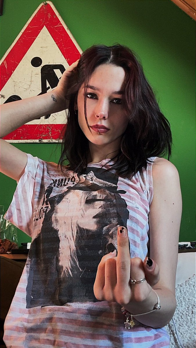 LadyMichelle192's tweet photo. 😂😂 eine 19 jährige göttin macht dich schwach und deinen Mini hart, schäm dich du f.ckversager 😚

#findom #geldherrin #herrin #moneydom #drain https://t.co/DBRMmiFC7D