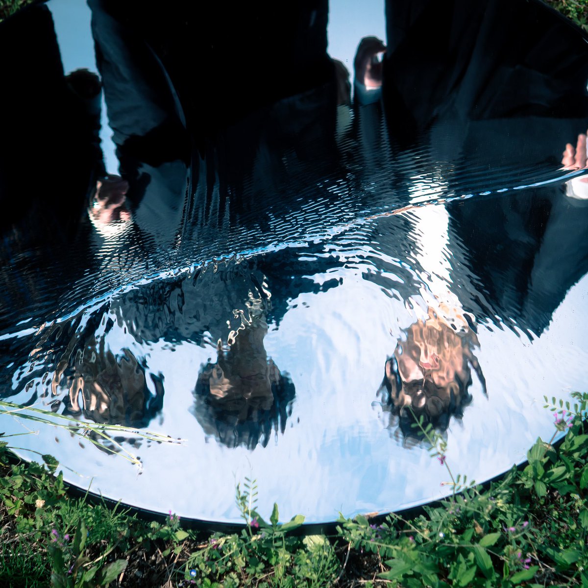 ⎛　　◐ drop 01 : visual　　⎞  
　　2025.04.18　  
　　　Our first artist photo is now out.
⎝　　　　　　　　　　　　　⎠

PDLSの最初のアーティスト写真が完成しました。

photographer <a href="/UraErino/">euh</a> (PDLS)

#PDLS