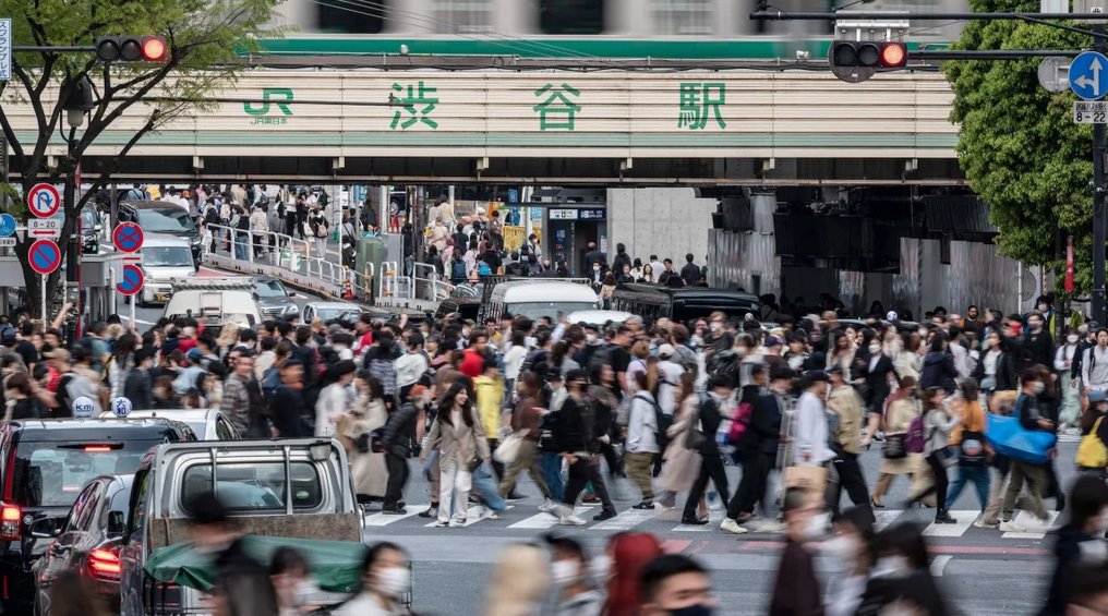 🚨#BREAKING: Japan’s population nosedives by 550,000 in 2024, hitting 123.8M—14th year of decline! Japanese nationals dropped a record 898,000, per the Internal Affairs Ministry. 

Aging crisis deepens with labor shortages and a shrinking tax base looming. Can Japan reverse this?